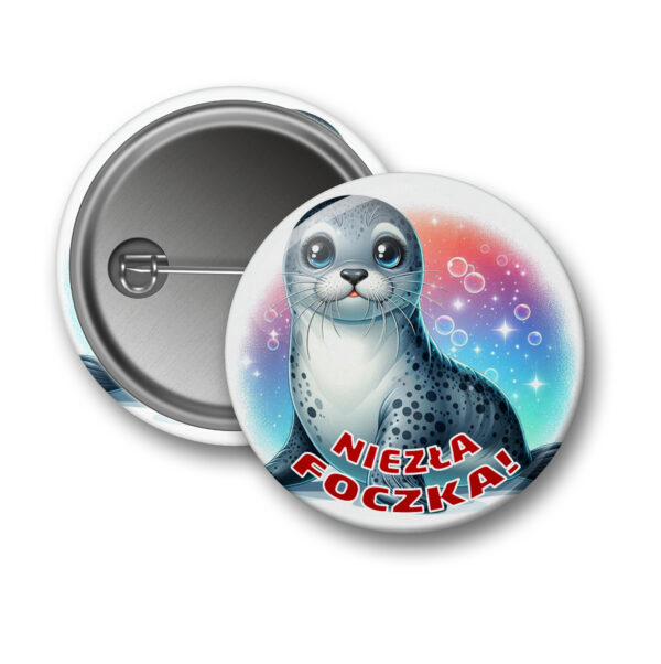 Przypinka dla morsów z wizerunkiem foki i napisem "Niezła Foczka!".