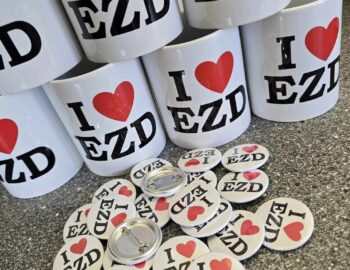 Realizacja zamówienia Kubki i Przypinki i love EZD