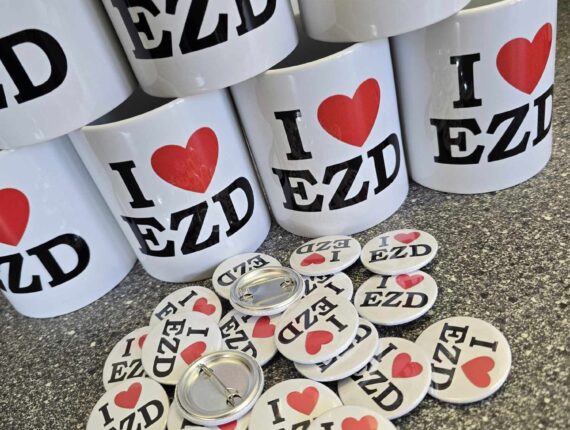 Realizacja zamówienia Kubki i Przypinki i love EZD