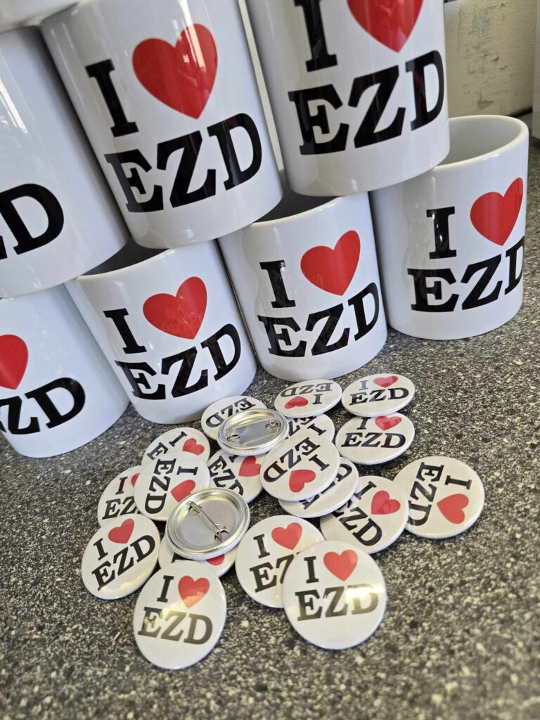 Realizacja zamówienia Kubki i Przypinki i love EZD