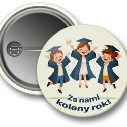 Przypinka 'Za nami kolejny rok!' z grafiką trzech wesołych dzieci w czapkach i togach absolwentów skaczących z dyplomami.