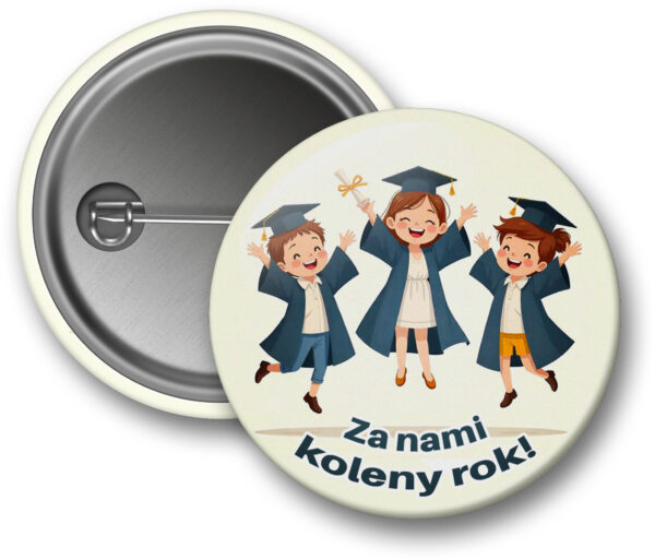Przypinka 'Za nami kolejny rok!' z grafiką trzech wesołych dzieci w czapkach i togach absolwentów skaczących z dyplomami.