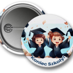 Przypinka Koniec Szkoły! - Dwoje dzieci w biretach i togach skaczących z radości z latającymi biretami.