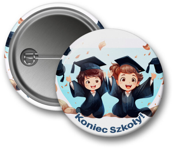Przypinka Koniec Szkoły! - Dwoje dzieci w biretach i togach skaczących z radości z latającymi biretami.