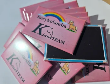 Personalizowane magnesy na lodówkę z logo Kucykolandia Kiecoń TEAM i grafiką tęczy