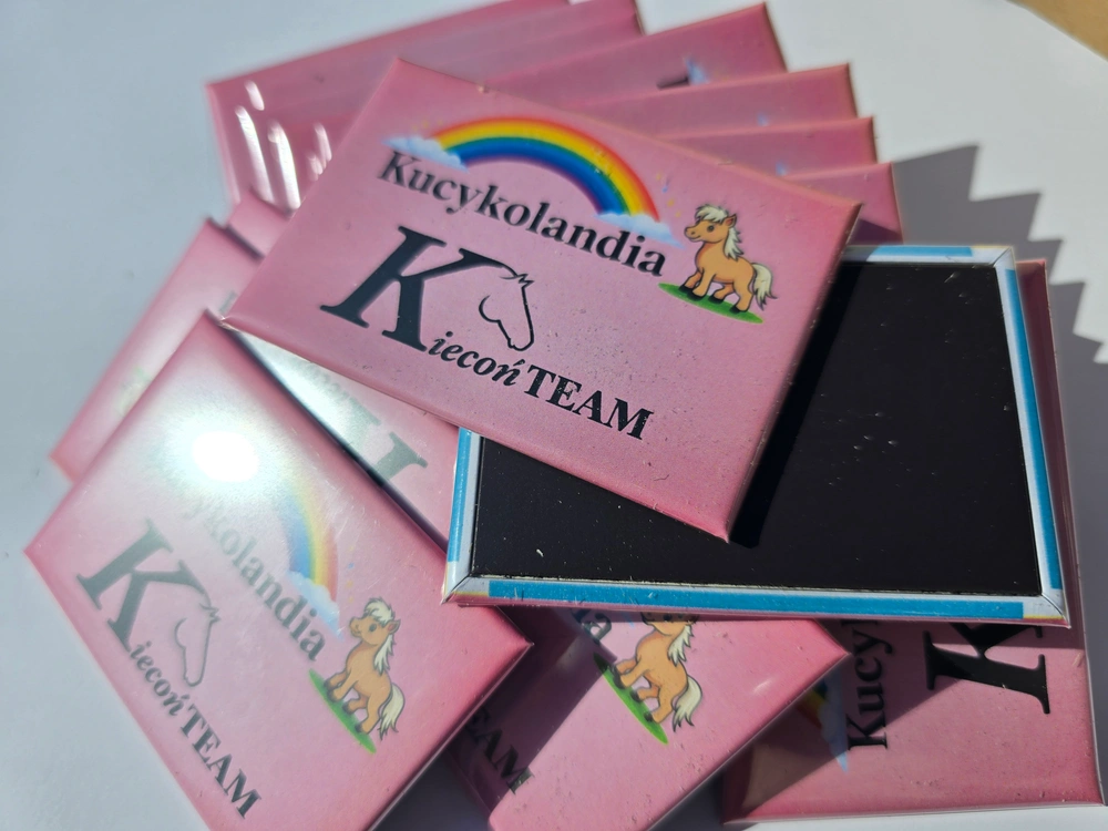 Personalizowane magnesy na lodówkę z logo Kucykolandia Kiecoń TEAM i grafiką tęczy