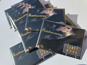 Zestaw prostokątnych magnesów na zamówienie z grafiką gór i napisem Złoty Mrok oraz Pozdrowienia.