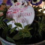 Personalizowana przypinka 56mm z napisem Czy wiesz że jesteś piękna na tle kwiatów