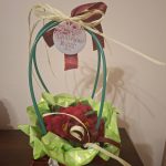 Personalizowana przypinka 56mm z napisem Czy wiesz że jesteś piękna na tle kwiatów