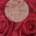 Personalizowana przypinka 56mm z napisem Czy wiesz że jesteś piękna na tle kwiatów