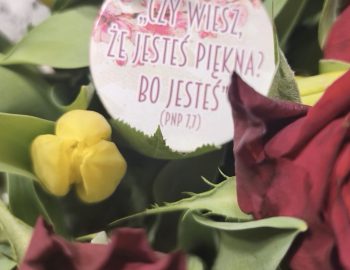 Personalizowana przypinka 56mm z napisem Czy wiesz że jesteś piękna na tle kwiatów