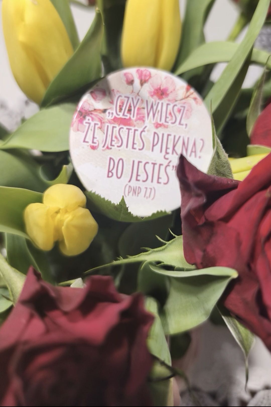 Personalizowana przypinka 56mm z napisem Czy wiesz że jesteś piękna na tle kwiatów