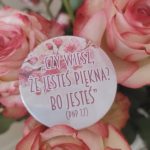 Personalizowana przypinka 56mm z napisem Czy wiesz że jesteś piękna na tle kwiatów