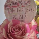 Personalizowana przypinka 56mm z napisem Czy wiesz że jesteś piękna na tle kwiatów