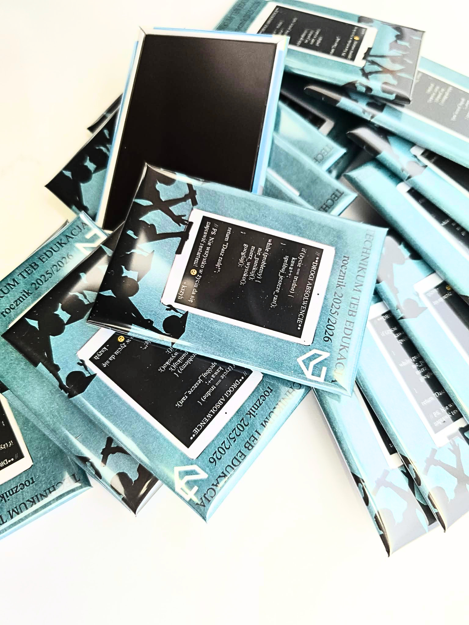 Personalizowane magnesy na zamówienie 78x53 mm dla uczniów technikum z logo szkoły