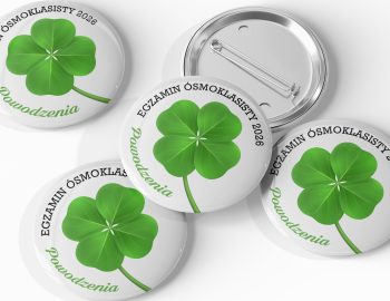 Uśmiechnięci uczniowie z przypinkami 56mm na plecakach po egzaminie ósmoklasisty, prezentujący własny wzór wspierający przed testem.