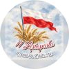 Wzór: Przypinka 11 Listopada Flaga nad Polami – napis 11 Listopada i pole gmina na biało-czerwonej grafice