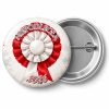 Przypinka 11 Listopada Kotylion: przypinka na 11 Listopada z napisem NIEPODLEGŁA oraz polem rok (np. 2026) – przód i aluminiowy tył z agrafką