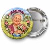 Przypinka Babcia z Imieniem: kolorowa przypinka na Dzień Seniora z napisem BABCIA oraz polem imię (np. Basia) – przód i aluminiowy tył z agrafką