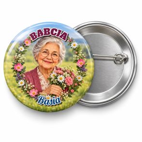 Przypinka Babcia z Imieniem: kolorowa przypinka na Dzień Seniora z napisem BABCIA oraz polem imię (np. Basia) – przód i aluminiowy tył z agrafką