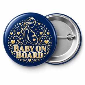 Przypinka Baby on Board Granatowa: kolorowa przypinka na baby shower z napisem BABY ON BOARD – przód i aluminiowy tył z agrafką
