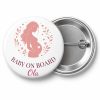 Przypinka Baby on Board: kolorowa przypinka na baby shower z napisem BABY ON BOARD oraz polem imię (np. Ola) – przód i aluminiowy tył z agrafką