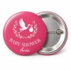 Przypinka Baby Shower Bocian Różowy: kolorowa przypinka na baby shower z napisem BABY SHOWER oraz polem imię mamy (np. Ania) – przód i aluminiowy tył z agrafką