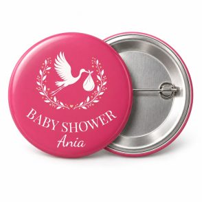 Przypinka Baby Shower Bocian Różowy: kolorowa przypinka na baby shower z napisem BABY SHOWER oraz polem imię mamy (np. Ania) – przód i aluminiowy tył z agrafką