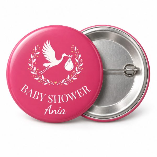 Przypinka Baby Shower Bocian Różowy: kolorowa przypinka na baby shower z napisem BABY SHOWER oraz polem imię mamy (np. Ania) – przód i aluminiowy tył z agrafką