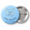 Przypinka Baby Shower Niebieskie Buciki: kolorowa przypinka na baby shower z napisem BABY SHOWER oraz polem data (np. 22.11.2026) – przód i aluminiowy tył z agrafką