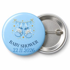 Przypinka Baby Shower Niebieskie Buciki: kolorowa przypinka na baby shower z napisem BABY SHOWER oraz polem data (np. 22.11.2026) – przód i aluminiowy tył z agrafką