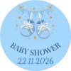 Wzór: Przypinka Baby Shower Niebieskie Buciki – napis BABY SHOWER i pole data na pastelowym tle