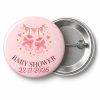 Przypinka Baby Shower Różowe Buciki: kolorowa przypinka na baby shower z napisem BABY SHOWER oraz polem data (np. 22.11.2026) – przód i aluminiowy tył z agrafką
