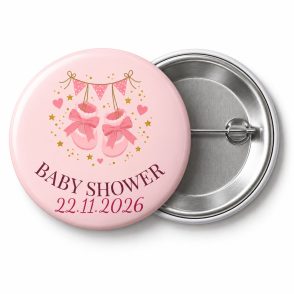 Przypinka Baby Shower Różowe Buciki: kolorowa przypinka na baby shower z napisem BABY SHOWER oraz polem data (np. 22.11.2026) – przód i aluminiowy tył z agrafką