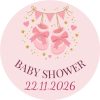 Wzór: Przypinka Baby Shower Różowe Buciki – napis BABY SHOWER i pole data na pastelowym tle