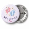 Przypinka Baby Shower Stópki: kolorowa przypinka na baby shower z napisem BABY SHOWER oraz polem imię mamy (np. Ola) – przód i aluminiowy tył z agrafką