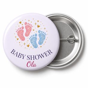 Przypinka Baby Shower Stópki: kolorowa przypinka na baby shower z napisem BABY SHOWER oraz polem imię mamy (np. Ola) – przód i aluminiowy tył z agrafką