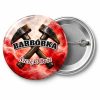 Przypinka Barbórka Biało-Czerwona: przypinka na Barbórkę z napisem BARBÓRKA oraz polem pozdrowienie (np. Szczęść Boże) – przód i aluminiowy tył z agrafką