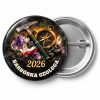 Przypinka Barbórka Geologa: przypinka na Barbórkę z napisem BARBÓRKA GEOLOGA oraz polem rok (np. 2026) – przód i aluminiowy tył z agrafką