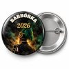 Przypinka Barbórka Górnik w Mundurze: przypinka na Barbórkę z napisem BARBÓRKA oraz polem rok (np. 2026) – przód i aluminiowy tył z agrafką