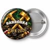 Przypinka Barbórka Pyrlik i Żelazko: przypinka na Barbórkę z napisem BARBÓRKA oraz polem kopalnia (np. KWK 2026) – przód i aluminiowy tył z agrafką