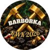 Wzór: Przypinka Barbórka Pyrlik i Żelazko – napis BARBÓRKA i pole kopalnia na grafice w górniczym stylu