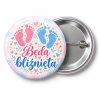 Przypinka Będą Bliźnięta: kolorowa przypinka na baby shower z napisem Będą bliźnięta – przód i aluminiowy tył z agrafką