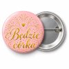 Przypinka Będzie Córka: kolorowa przypinka na baby shower z napisem Będzie córka – przód i aluminiowy tył z agrafką