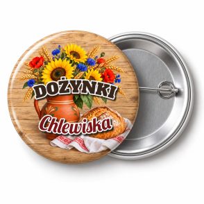 Przypinka Dożynki Chłopskie: kolorowa przypinka na dożynki z napisem DOŻYNKI oraz polem miejscowość (np. Chlewiska) – przód i aluminiowy tył z agrafką