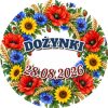 Wzór: Przypinka Dożynki Folkowe Kwiaty – napis DOŻYNKI i pole data na pastelowym tle