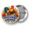 Przypinka Dożynki Gminne z Kogutem: kolorowa przypinka na dożynki z napisem DOŻYNKI GMINNE – przód i aluminiowy tył z agrafką
