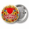 Przypinka Dożynki Herb i Wieniec: kolorowa przypinka na dożynki z napisem DOŻYNKI GMINNE – przód i aluminiowy tył z agrafką