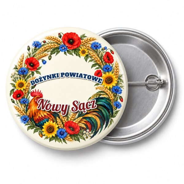 Przypinka Dożynki Powiatowe: kolorowa przypinka na dożynki z napisem DOŻYNKI POWIATOWE oraz polem miejscowość (np. Nowy Sącz) – przód i aluminiowy tył z agrafką