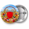 Przypinka Dożynki Prezydenckie: kolorowa przypinka na dożynki z napisem DOŻYNKI PREZYDENCKIE oraz polem data (np. 07.09.2026) – przód i aluminiowy tył z agrafką